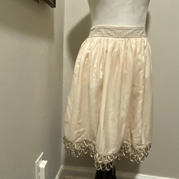 ECI Cream Skirt with Navy Blue Scalloped Embroidered Edge Details, Size 14 - Picture 13 of 13